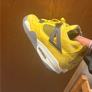 Yellow lighting jordan 4s